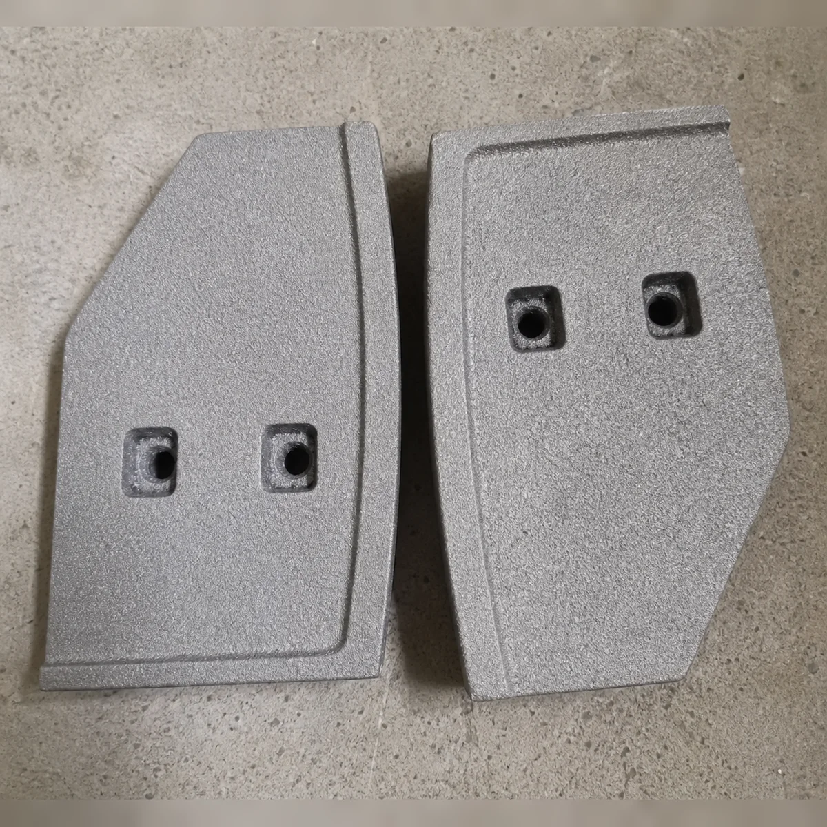 High-chromium alloy concrete mixer mixing blades and side scrapers arranged on an industrial manufacturing pallet